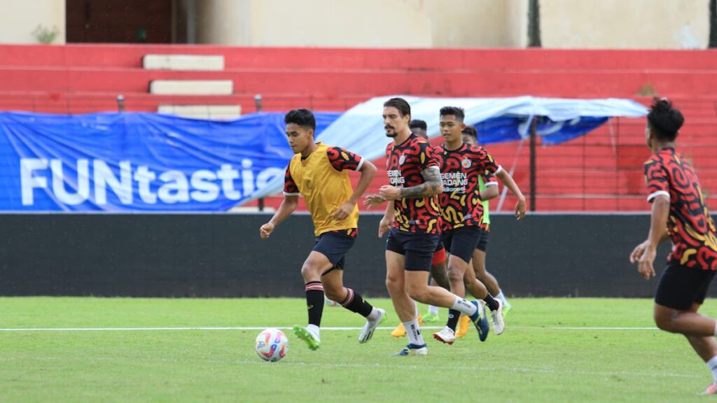 Para pemain Semen Padang FC menggelar latihan jelang laga melawan PSS Sleman. (dok. MO SPFC)