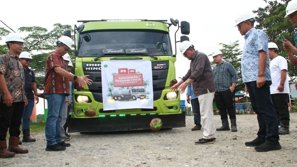 Direktur Utama PTPN IV PalmCo Jatmiko K Santosa mentargetkan perolehan nilai tambah mencapai USD3,6 Juta dari produk CPO bersertifikat RSPO IP. Proses pengiriman perdana minyak sawit mentah atau CPO produksi PTPN IV yang telah mengantongi sertifikasi RSPO model Identity Preserved berstandar global sendiri dilaksanakan di Rokan Hulu, Riau baru-baru ini. CPO premium tersebut memenuhi seluruh aspek sustainability yang ketat sesuai standar pasar internasional. (dok. istimewa)