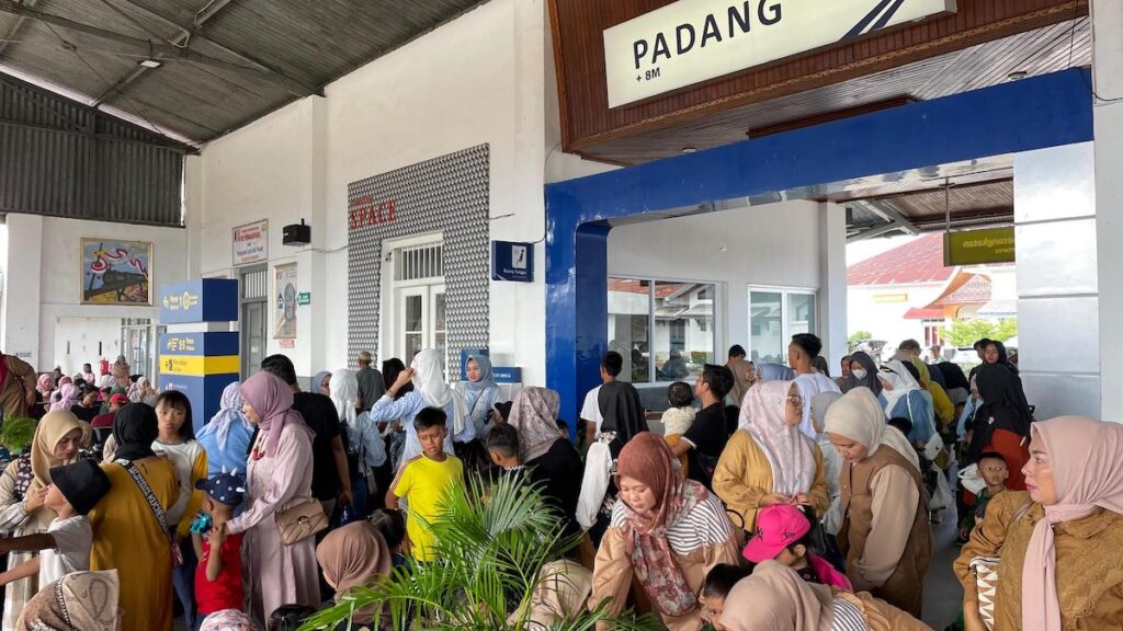 Penumpang membludak di Stasiun Padang. (dok. Humas KAI)