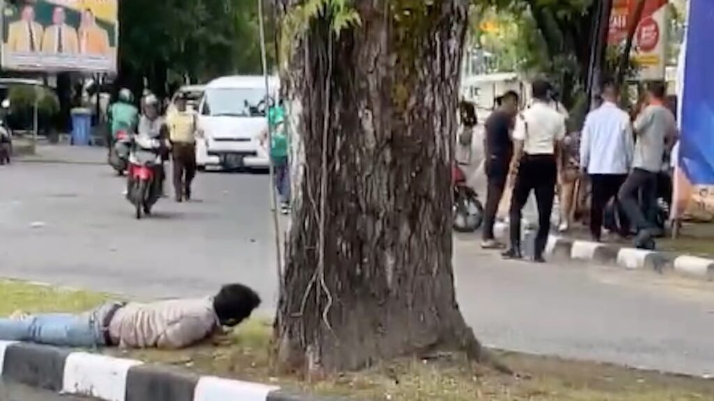 Aksi penusukan diduga di depan Kampus UNP yang melibatkan agen bus. Salah seorang dinyatakan meninggal. (dok. tangkapan layar)