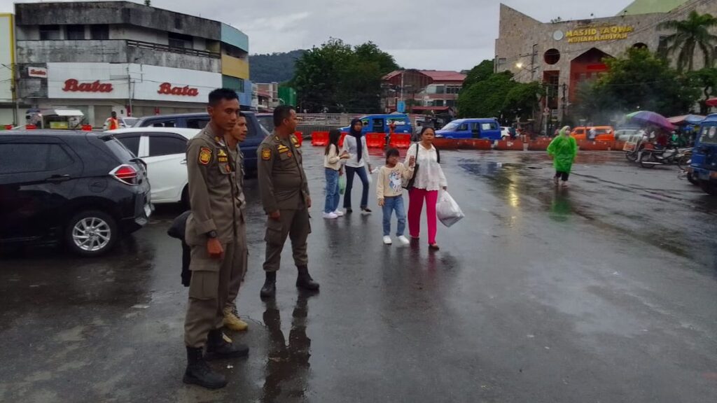 Personel Satpol PP Padang berjaga di kawasan Pasar Raya Fase VII baru. (dok. Humas Satpol PP Padang)