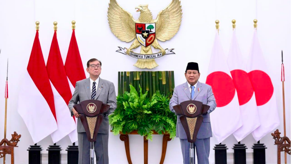 Presiden Republik Indonesia, Prabowo Subianto, dan Perdana Menteri (PM) Jepang, Ishiba Shigeru memberikan keterangan persnya usai melakukan pertemuan bilateral dengan Perdana Menteri (PM) Jepang Ishiba Shigeru, di Istana Kepresidenan Bogor, Jawa Barat, pada Sabtu, 11 Januari 2025. (Foto: BPMI Setpres/Muchlis Jr)