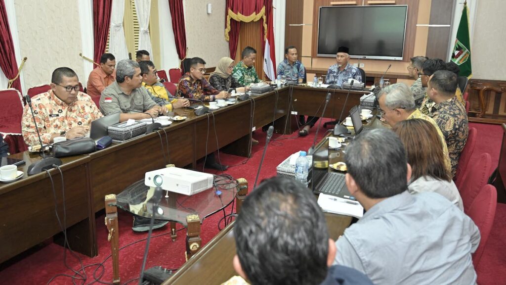 Rapat terbatas Gubernur Mahyeldi terkait pembuatan PLTS terapung Danau Singkarak. (dok. adpsb)