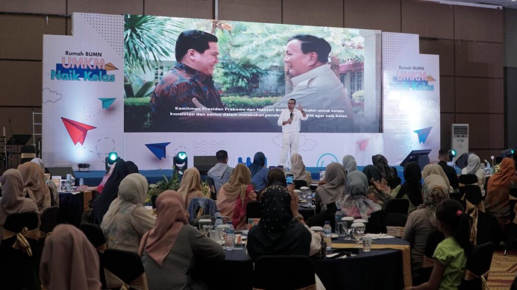 Utusan Khusus Menteri BUMN, Arya Sinulingga menjadi pembicara dalam acara UMKM Naik Kelas yang digelar Rumah BUMN di Hotel Mercure, Padang. (dok. istimewa)