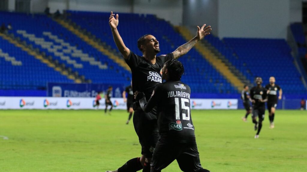 Selebrasi Bruno Gomes usai mencetak brace dan memastikan kemenangan Semen Padang FC 1-3 atas tuan rumah Borneo FC. (dok. MO SPFC)