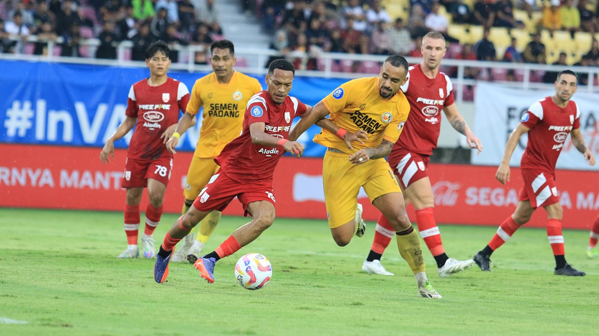 Bruno Gomes berusaha melewati pemain belakang Persis Solo. (dok. MO SPFC)
