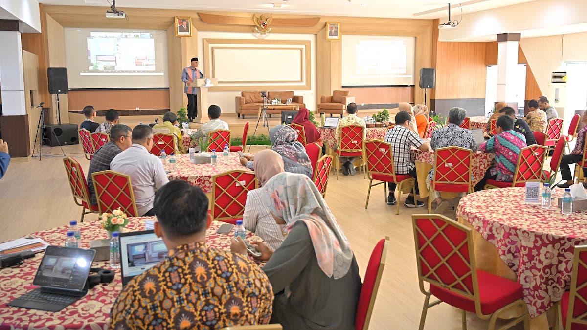 Gubernur Mahyeldi beri sambutan dalam FKN 2025 di Aula DJPB Sumbar. (dok. adpsb)