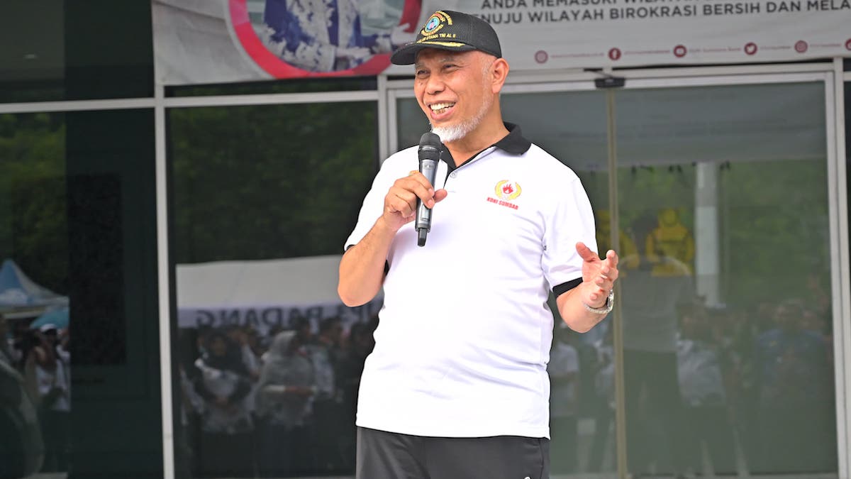Gubernur Mahyeldi beri sambutan saat gelaran senam badunsanak. (dok. adpsb)
