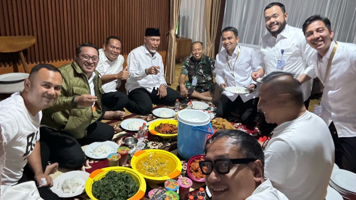 Gubernur Mahyeldi bersama dengan kepala daerah se-Sumbar saat istirahat makan di sela acara retret. (dok. adpsb)