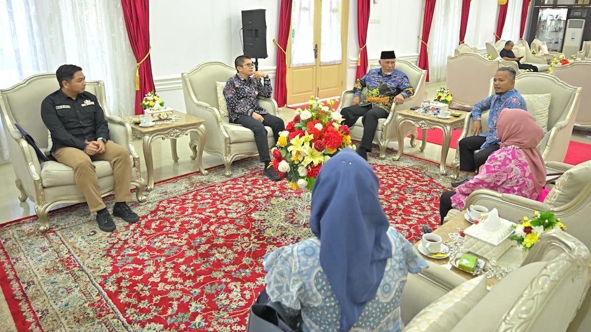 Gubernur Mahyeldi bertemu Kepala Ombudsman Sumbar yang baru. (dok. adpsb)