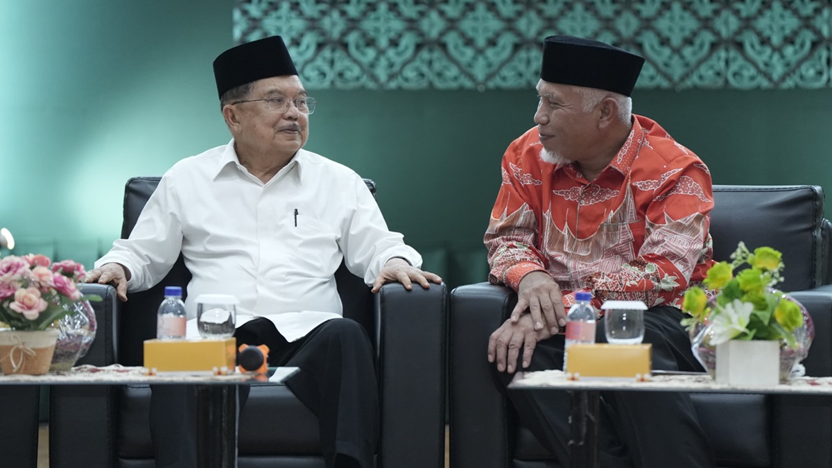 Gubernur Mahyeldi dampingi Jusuf Kalla dalam tabligh akbar jelang Ramadhan di UNP. (dok. adpsb)
