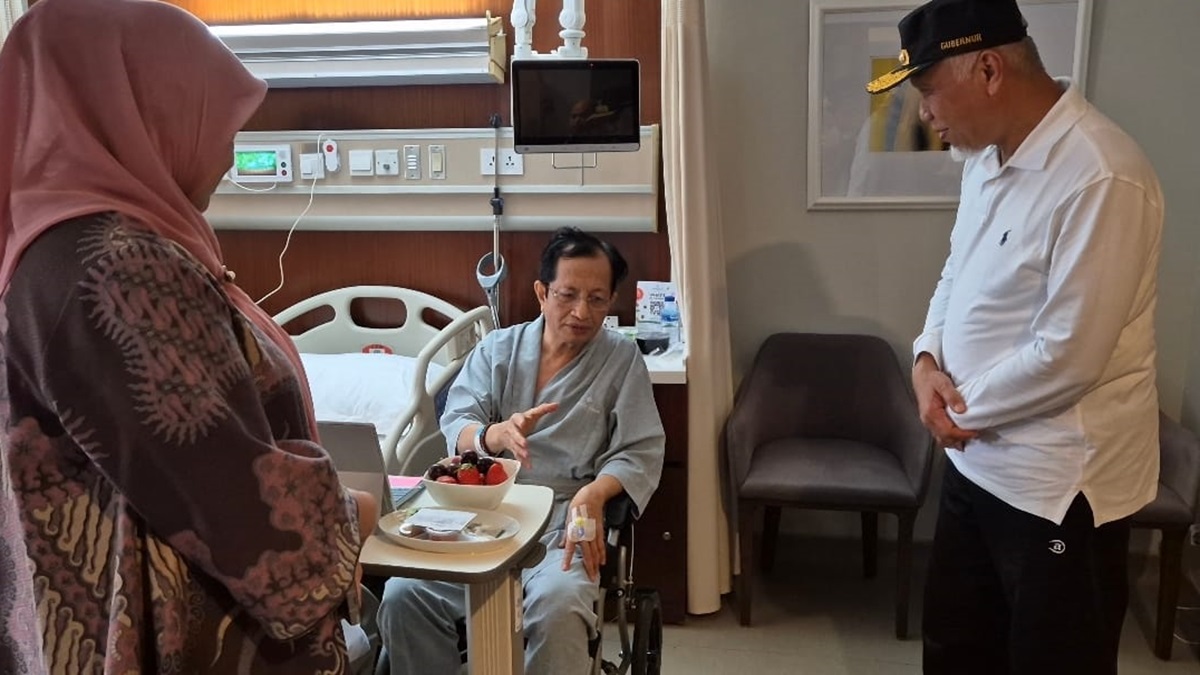 Gubernur Mahyeldi jenguk Menteri Agama RI Nazaruddin Umar. (dok. istimewa)