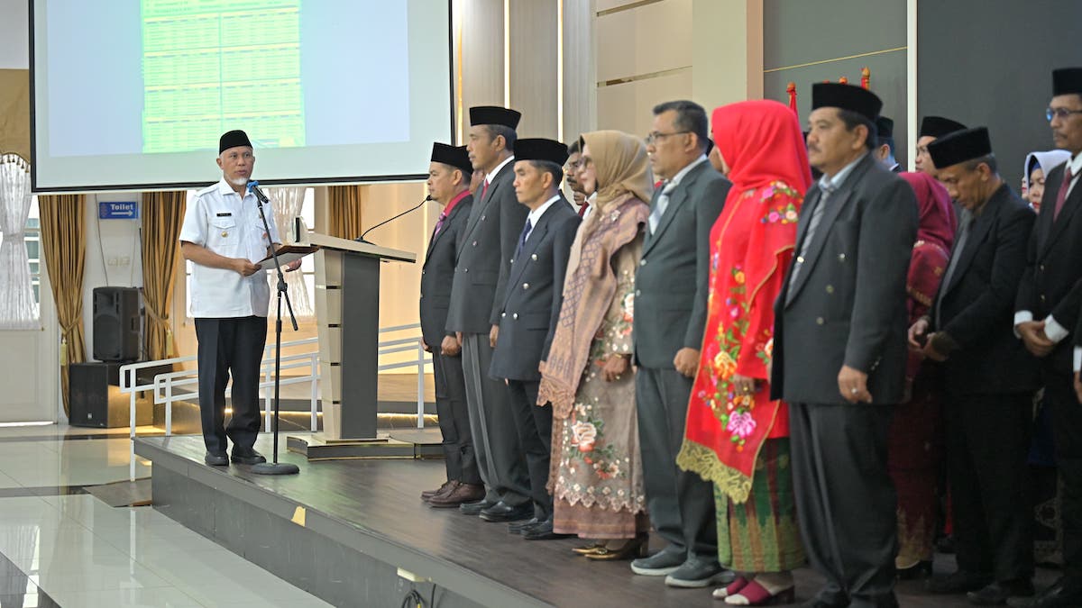 Gubernur Mahyeldi melantik pengurus baru MKKS SMP periode 2025-2027. (dok. adpsb)