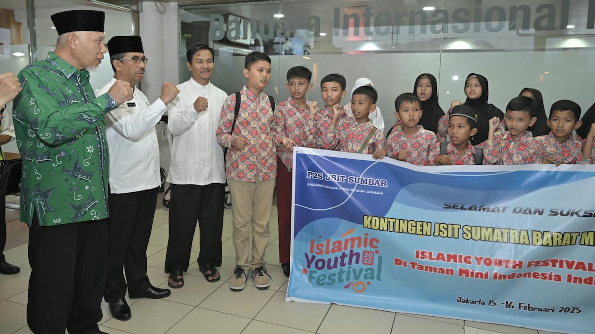 Gubernur Mahyeldi melepas keberangkatan JSIT Sumatera Barat di BIM. (dok. adpsb)