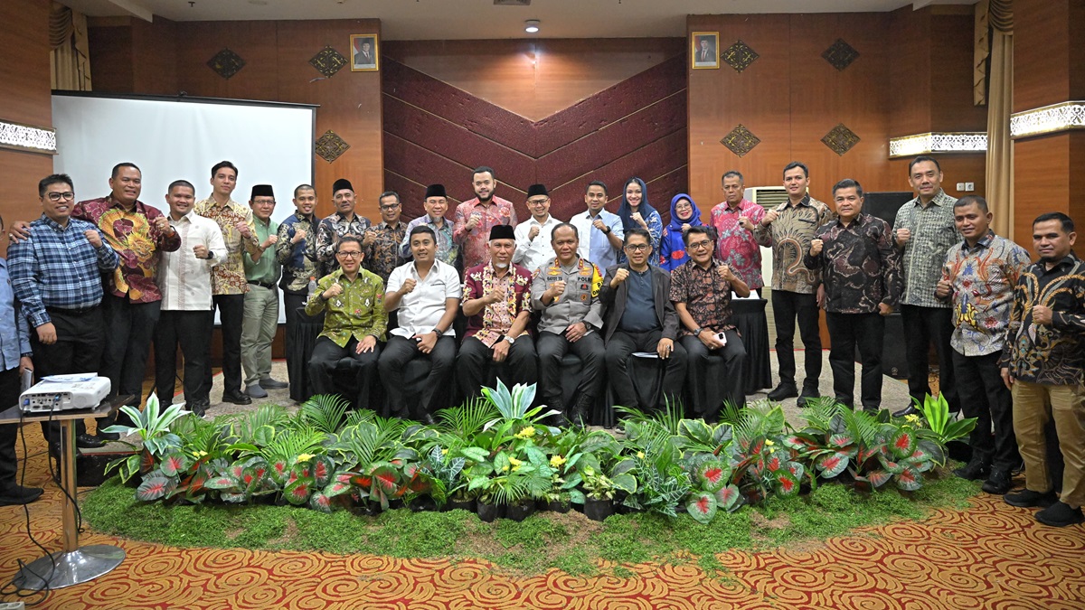 Gubernur Mahyeldi gelar Rakor dengan Kepala Daerah dan OPD Pemprov Sumbar jelang dilantik. (dok. adpsb)