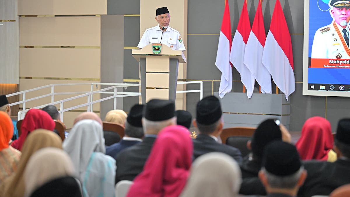 Gubernur Mahyeldi saat memberikan arahan di rapat evaluasi Adinata Syariah 2025. (dok. adpsb)