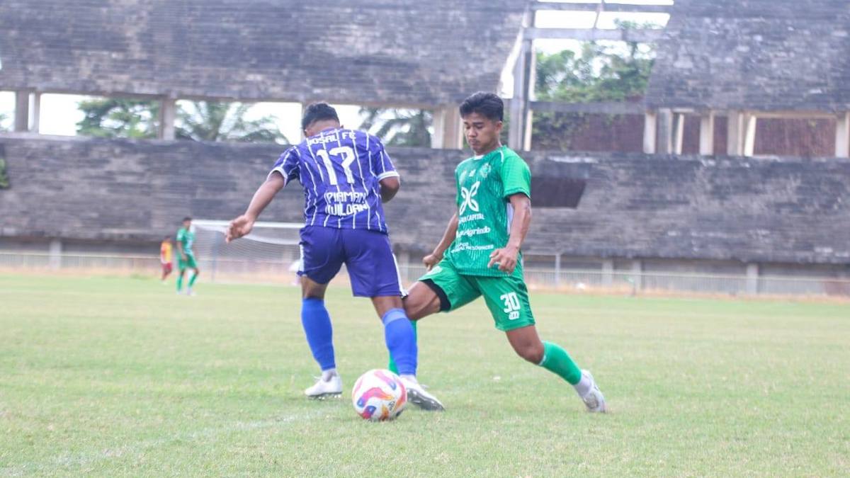 Pemain dari Josal FC dan PSPP di Liga 4 Sumbar saat berebut bola. (dok. istimewa)