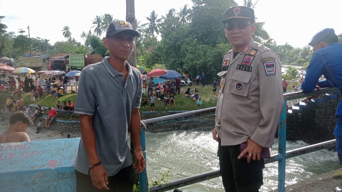 Kepala BPBD Padang Hendri Zulviton mengecek salah satu lokasi balimau. (dok. BPBD Padang)