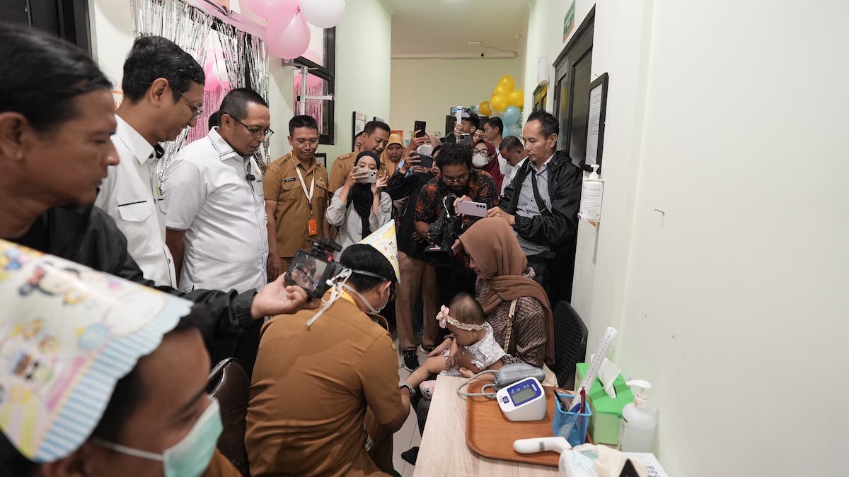 Kepala Staf Kepresidenan Hasan Nasbi mengecek program cek kesehatan gratis (CKG) di Karawang. (dok. PCO RI)