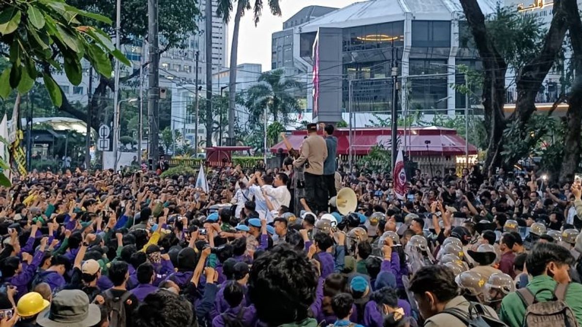 Mensesneg temui ratusan pendemo di Patung Kuda Jakarta Pusat. (dok. VOI)