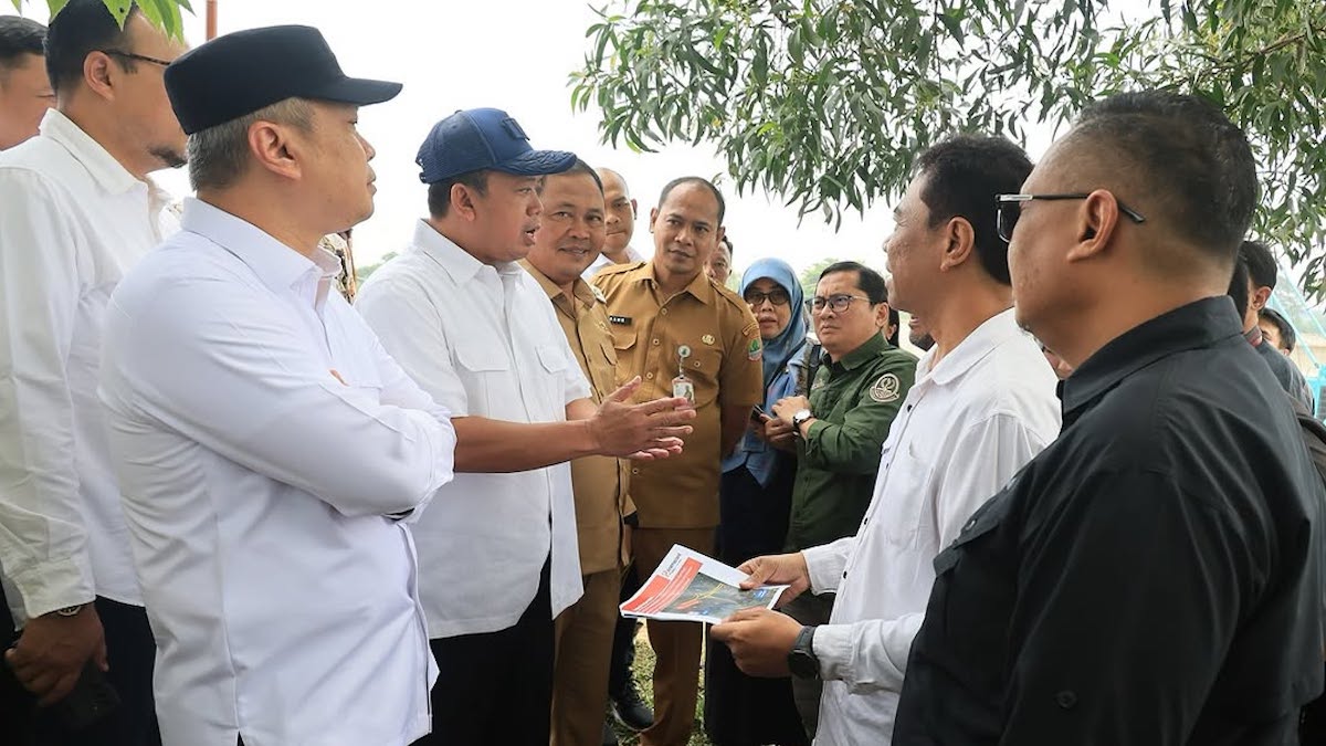 Menteri Nusron cek akses KCIC Karawang. (dok. ATR/BPN)