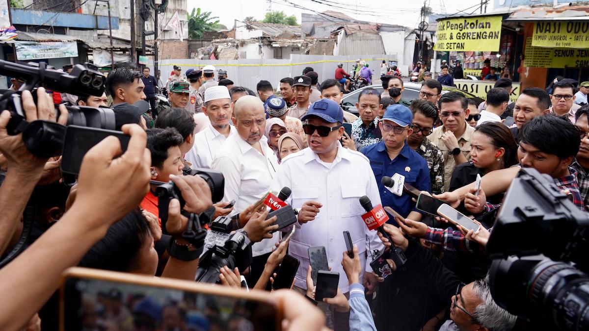Menteri Nusron diwawancarai wartawan usai menemui warga yang digusur di Bekasi. (dok. ATR/BPN)