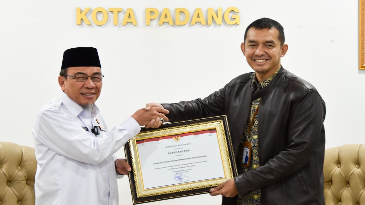 Pemko Padang serahkan penghargaan untuk BPJS Kesehatan Padang sebagai tenant terbaik di MPP Padang. (dok. Prokopim)