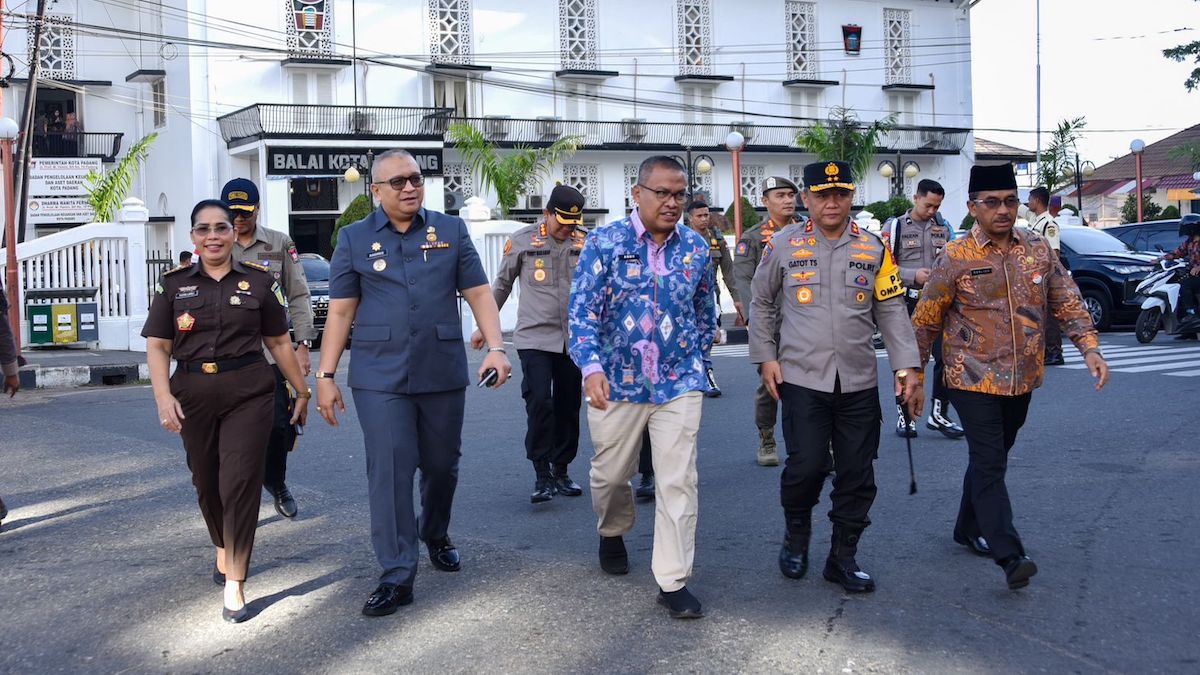 Pj Wako Padang bersama Kapolda Sumbar dan jajaran Forkopimda Sumbar menuju lokasi deklarasi Anti Tawuran di RTH Imam Bonjol, Kamis pagi. (dok. Prokopim)