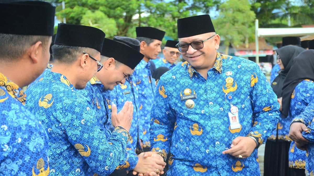 Pj Wako Padang pamitan dengan ASN di Pemko Padang. (dok. Prokopim)