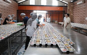 Presiden Prabowo kunjungi dapur makan bergizi gratis di Rawamangun. (dok. PCO RI)