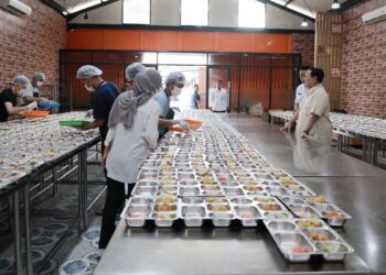 Presiden Prabowo kunjungi dapur makan bergizi gratis di Rawamangun. (dok. PCO RI)