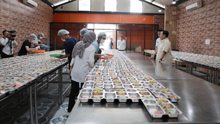 Presiden Prabowo kunjungi dapur makan bergizi gratis di Rawamangun. (dok. PCO RI)