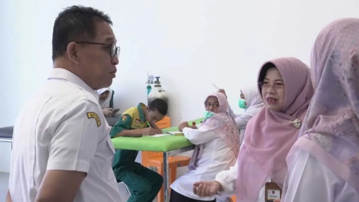 Sekda Bukittinggi Al Amin mengecek cek kesehatan gratis. (dok. Antara)