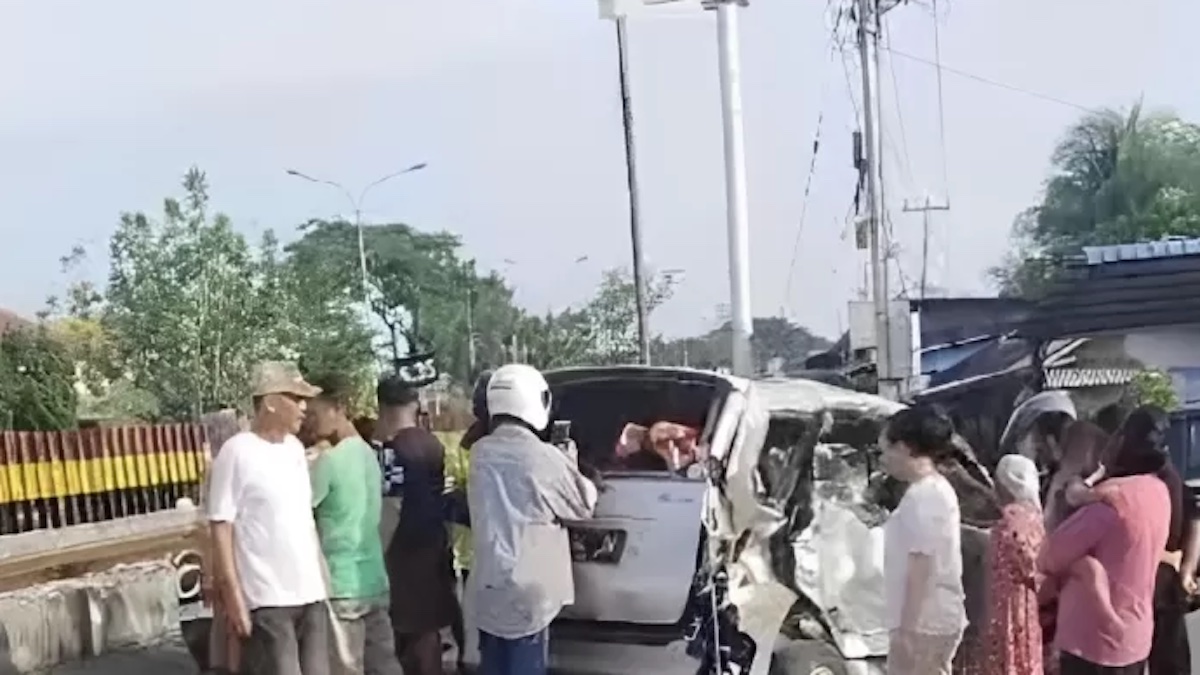 Kecelakaan antara mobil dan kereta api di Kecamatan Koto Tangah, Kota Padang. (dok. Whatsapp Grup)