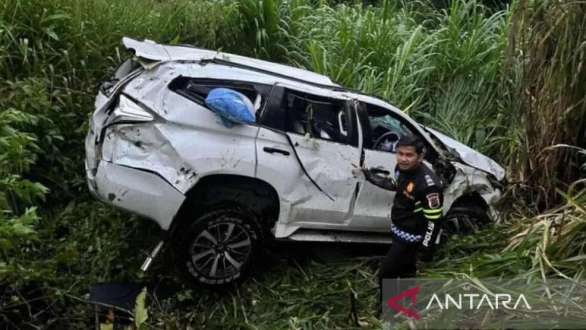 Kecelakaan tunggal akibatkan satu mobil masuk jurang sedalam 35 meter di Solok. (ANTARA/HO-Polres Solok)