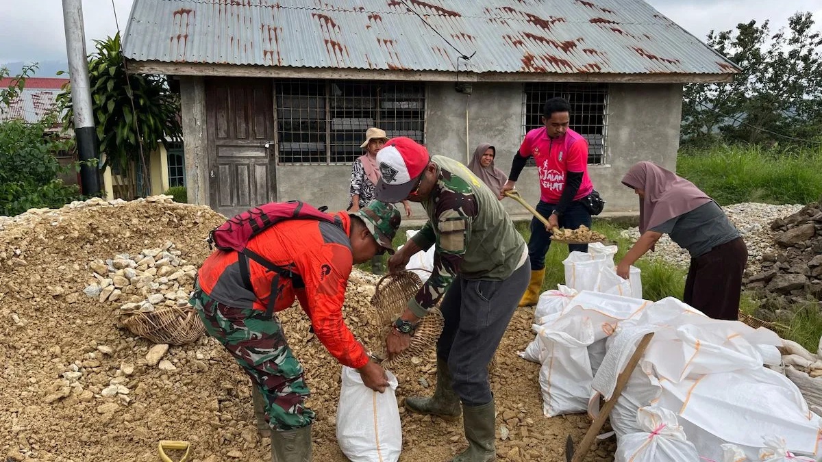 Pengumpulan pasir dan batu untuk pengerjaan jalan TMMD di Agam. (dok. Antara)