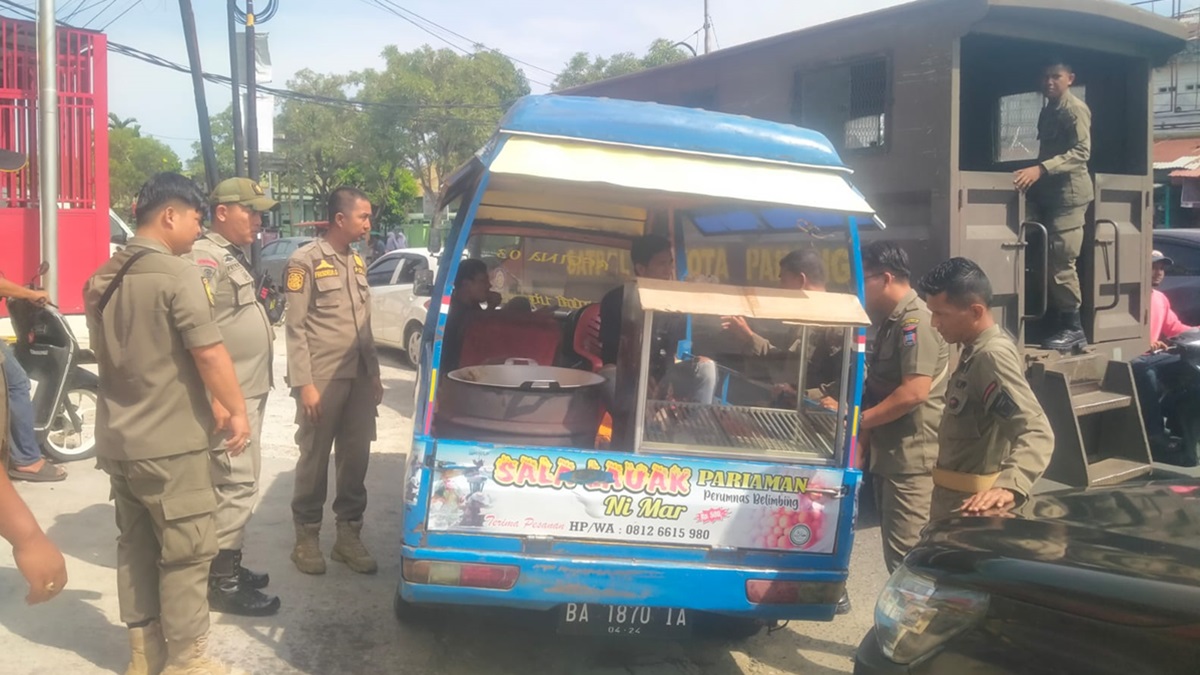Satpol PP Padang tertibkan PKL yang menggunakan fasum untuk berjualan di kawasan Simpang Haru. (dok. Humas)