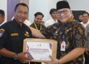Sekda Andree Algamar Bagikan Ratusan Sembako di Baksos Polri Presisi