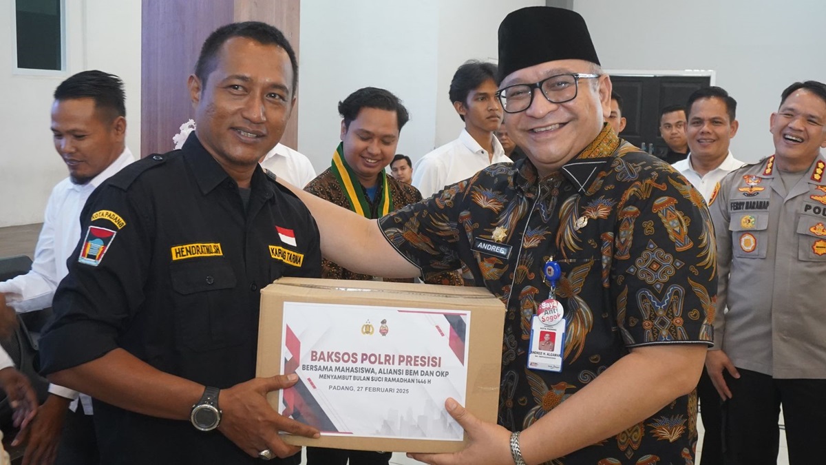 Sekda Padang Andree Algamar serahkan baksos Polri Presisi. (dok. Prokopim)