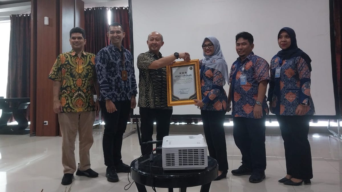 Semen Padang Hospital terima penghargaan dari BPJS Kesehatan. (dok. istimewa)