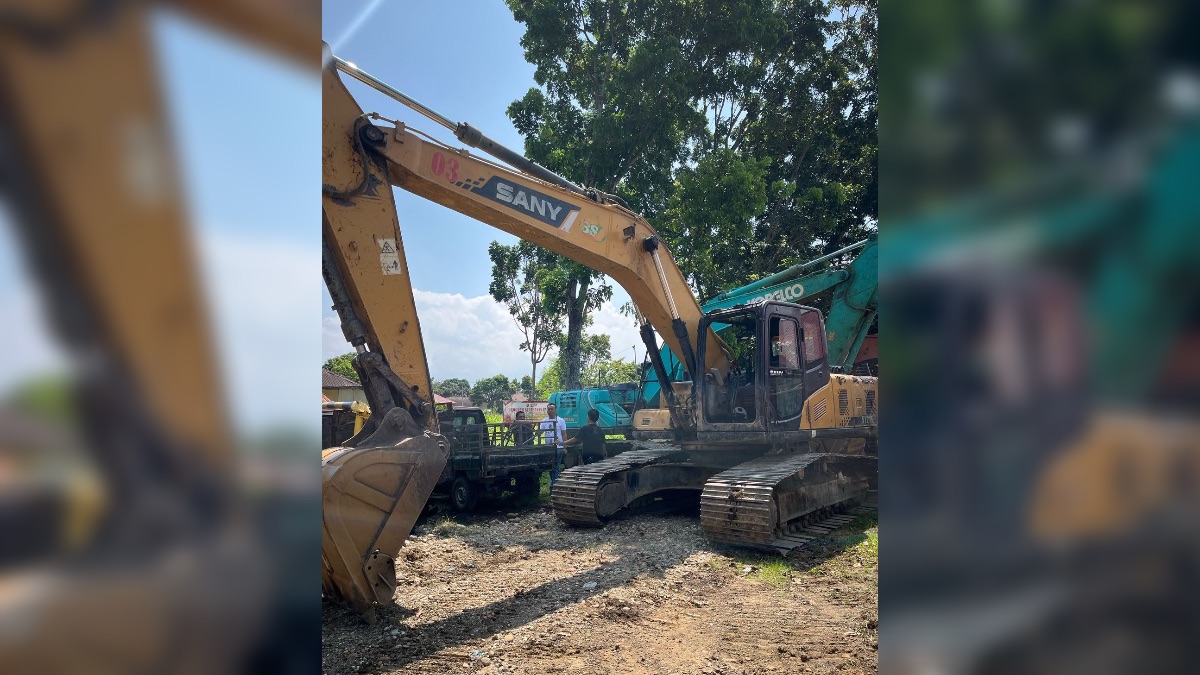 Alat berat yang dijadikan barang bukti dalam penangkapan tambang ilegal di Pasaman Barat. (dok. Humas)