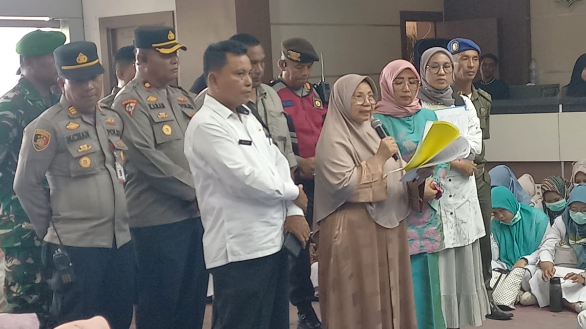 Asisten II Pemkab Padang Pariaman menemui para pendemo. (dok. istimewa)