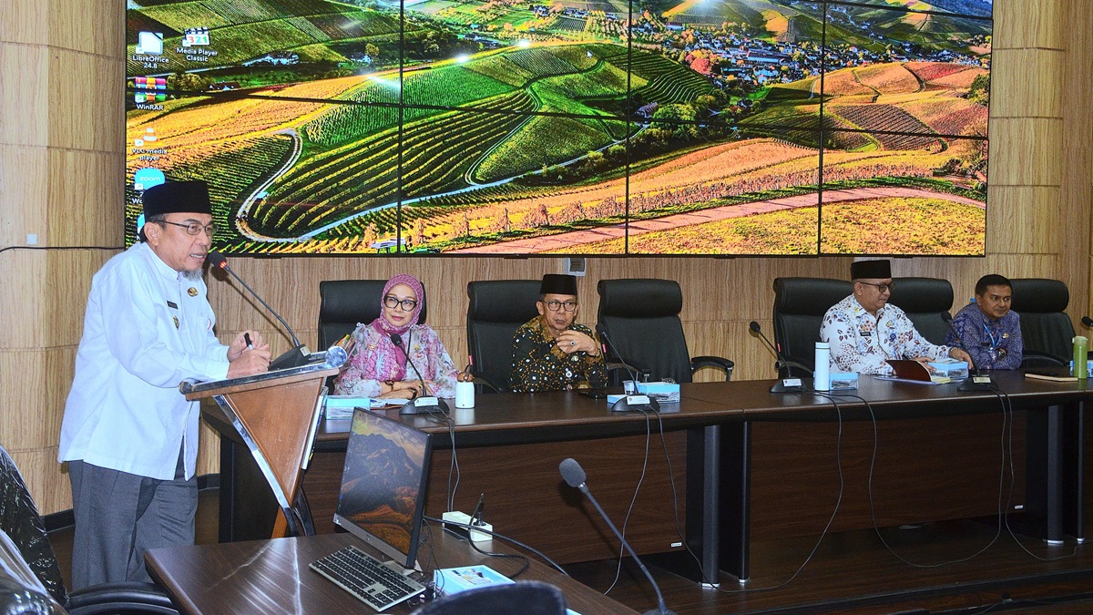 Wawako Padang Maigus Nasir memimpin rapat dengan Sekda, OPD dan Camat sejajaran Pemko Padang, Jumat. (dok. Prokopim)