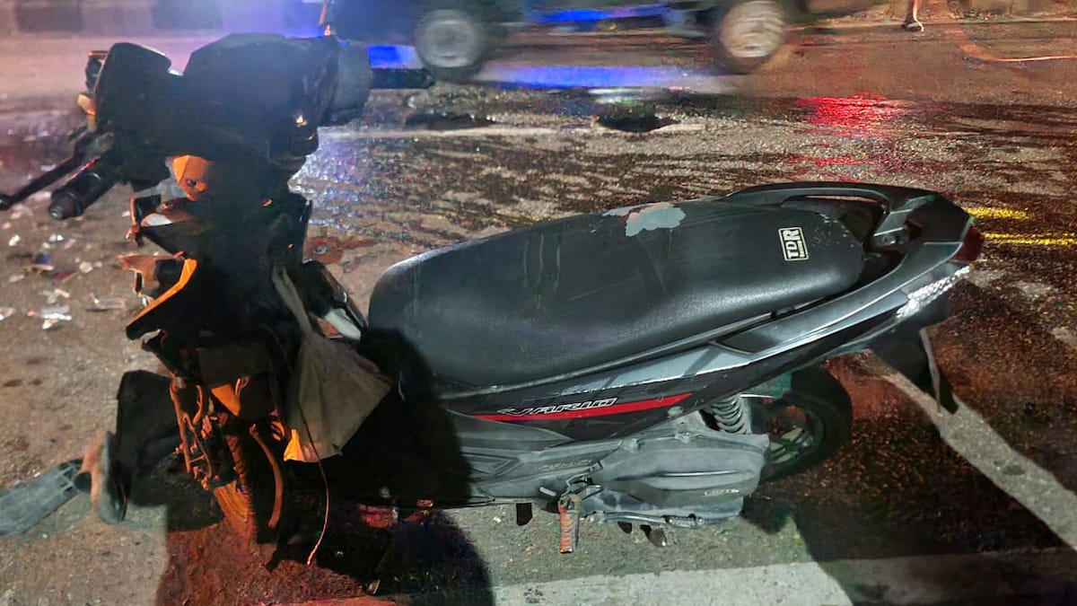 Kondisi sepeda motor yang menghantam truk di depan GSG Semen Padang. (dok. istimewa)