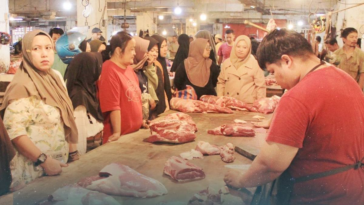 Masyarakat berburu daging di Pasar Pusat Padang Panjang. (dok. Kominfo Padang Panjang)