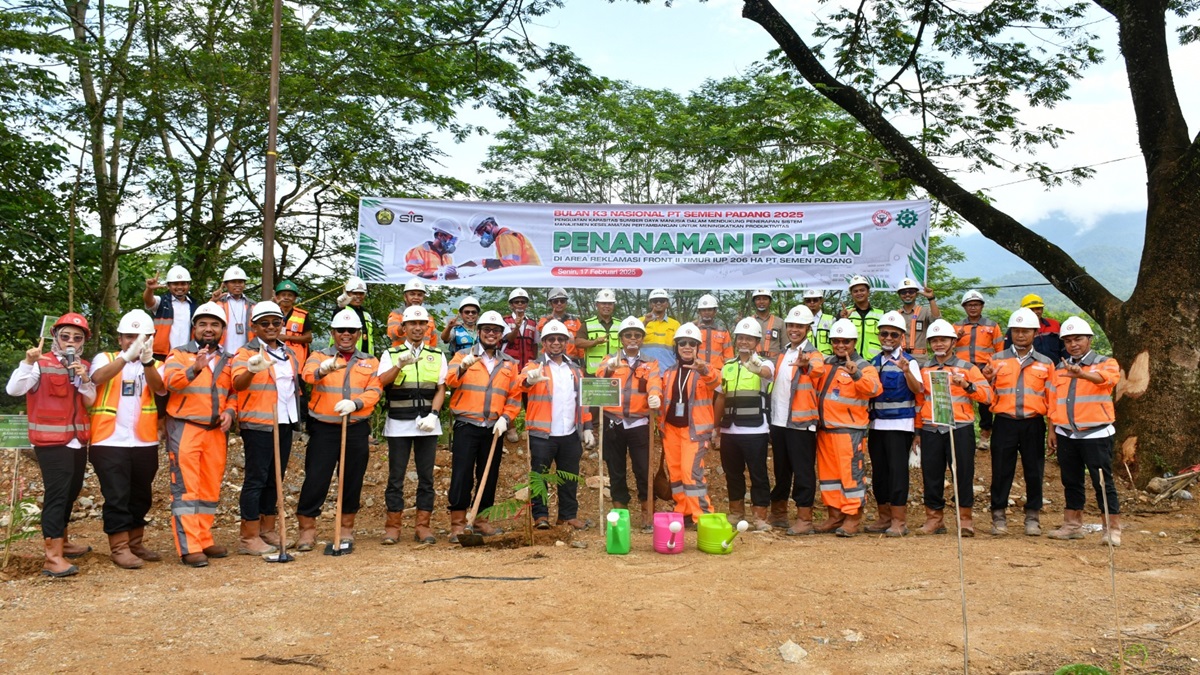 Penanaman pohon sengon oleh Semen Padang di areal reklamasi tambang. (dok. Humas)