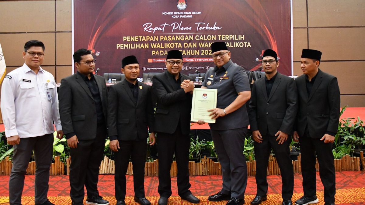 Penyerahan berkas pleno Pilkada Padang 2024 oleh KPU Padang kepada Pj Wali Kota Padang. (dok. Prokopim)