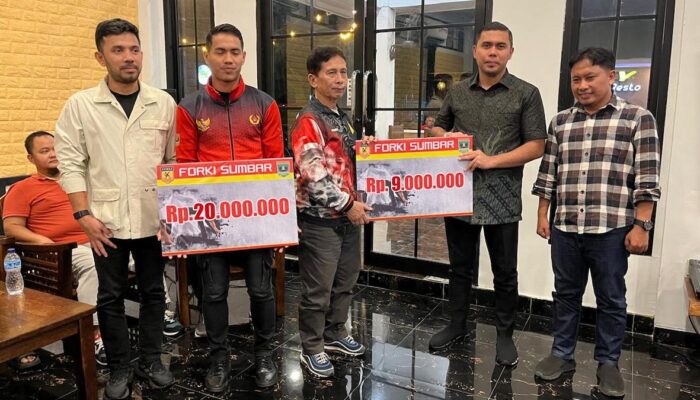 Serahkan Bonus Atlet Forki, Anandya Dipo dan Hamdanus: Mari Berkolaborasi di KONI Majukan Olahraga Sumbar