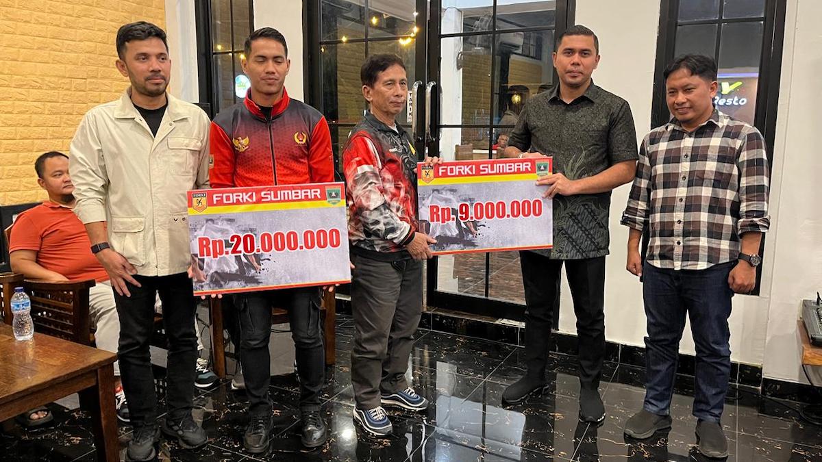 Wabendum Forki Sumbar Anindya Dipo didampingi Hamdanus melakukan penyerahan bonus untuk atlet Forki Sumbar dan ofisial di PON XXI lalu. (dok. istimewa)