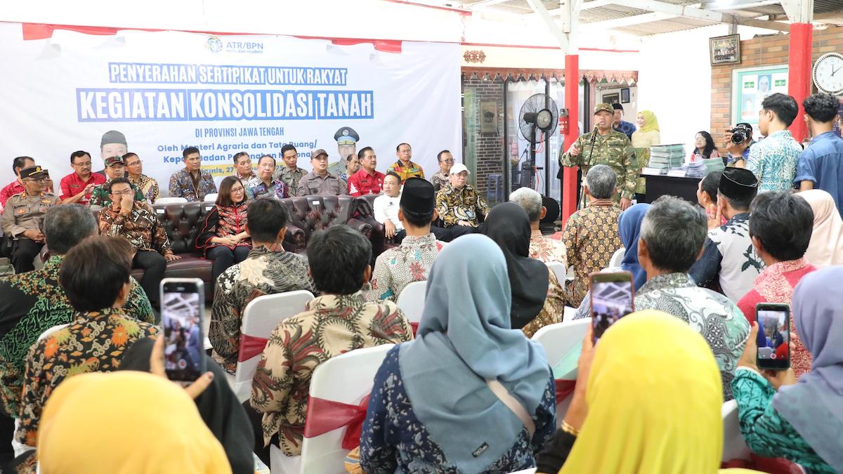 Penyerahan sertipikat konsolidasi tanah di Jawa Tengah. (dok. ATR/BPN)